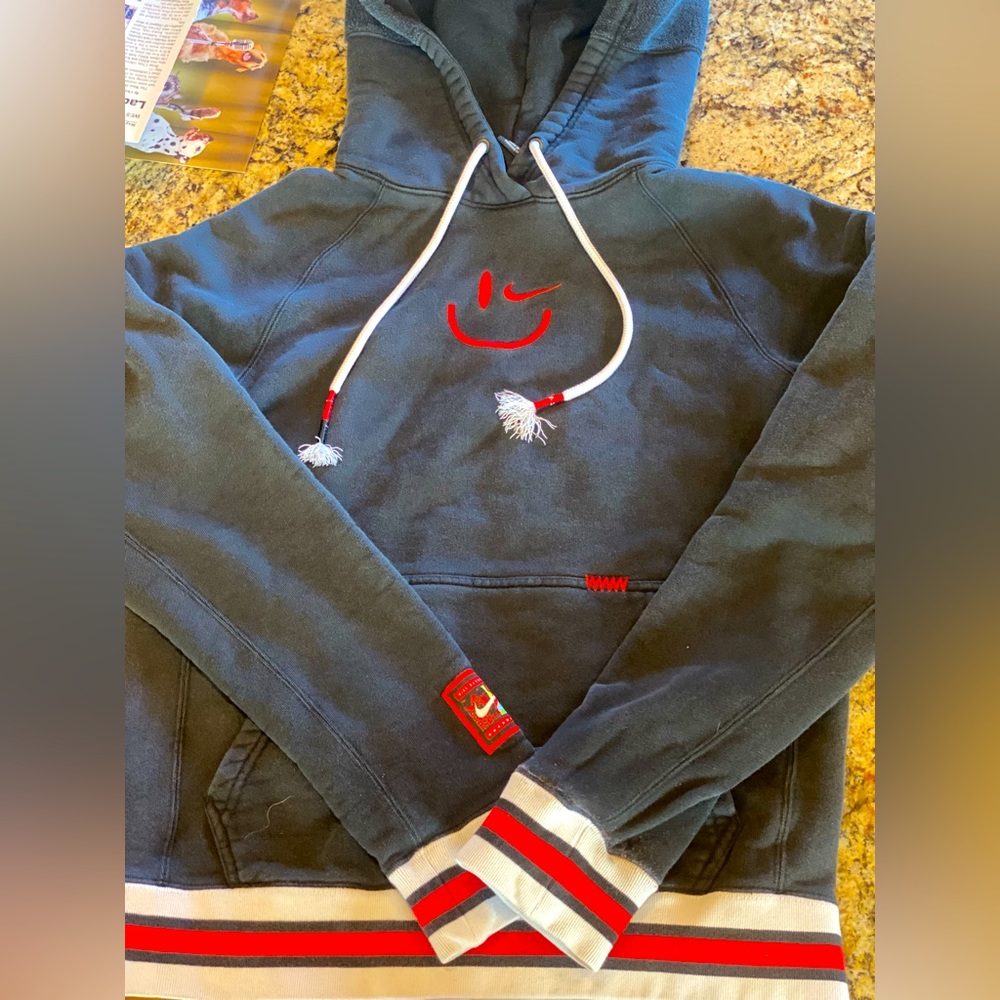 Black Nike sweatshirt in good condition.
